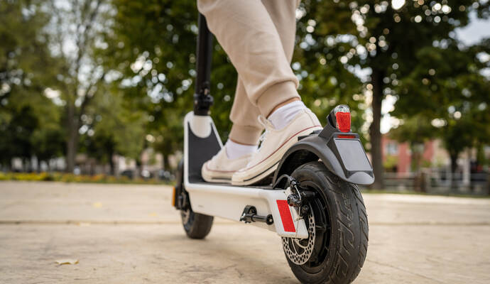 In Knittlingen ist am Samstagabend ein gestürzter und lebensgefährlich verletzter E-Scooter-Fahrer gefunden worden.