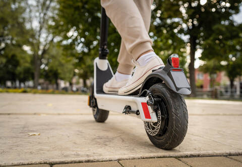 In Knittlingen ist am Samstagabend ein gestürzter und lebensgefährlich verletzter E-Scooter-Fahrer gefunden worden.