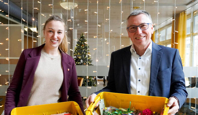 Remchingens Bürgermeisterin Julia Wieland übergibt die Weihnachtspost an Heimleiter Friedemann Albrecht.
