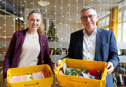 Remchingens Bürgermeisterin Julia Wieland übergibt die Weihnachtspost an Heimleiter Friedemann Albrecht.
