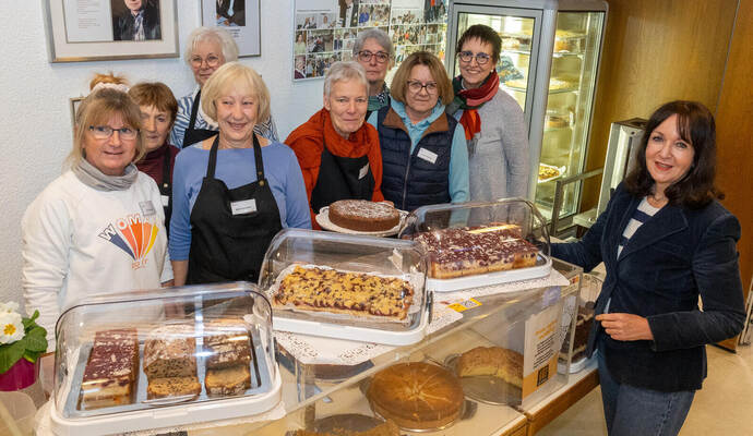 Ehrenamtliche und Organisatoren geben 2026 wieder vollen Einsatz bei der Vesperkirche. Auch die PZ-Hilfsaktion „Menschen in Not“ um ihre Vorsitzende Susanne Knöller (rechts) ist erneut mit im Boot und unterstützt mit 2000 Euro.