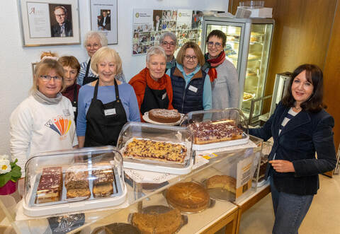 Ehrenamtliche und Organisatoren geben 2026 wieder vollen Einsatz bei der Vesperkirche. Auch die PZ-Hilfsaktion „Menschen in Not“ um ihre Vorsitzende Susanne Knöller (rechts) ist erneut mit im Boot und unterstützt mit 2000 Euro.