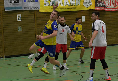 Staunende Gesichter bei der TGS (weiß-rote Trikots): Blau-Gelb Mühlacker und Timotheus Kuhs (am Ball) haben sich im direkten Duell letztendlich klar durchgesetzt.