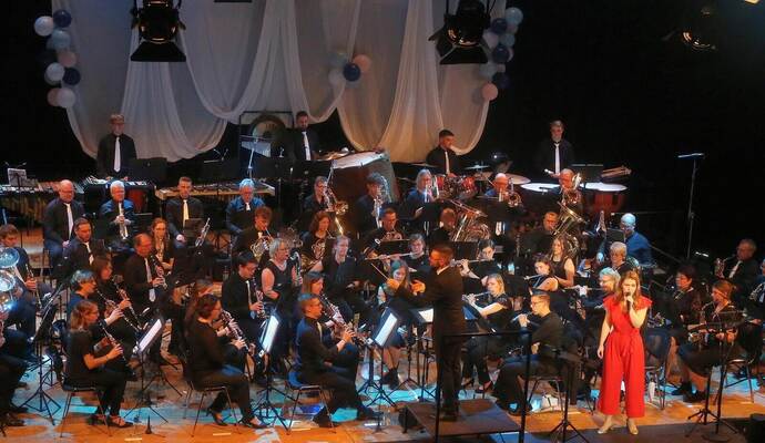 Die Stadtkapelle Heimsheim führt die Gäste zusammen mit der Sopranistin Sandra Bildmann auf hohem Niveau in einemusikalische Welt zwischen Fantasie, Sehnsucht, Träumen und Wirklichkeit.