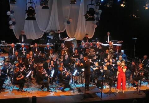 Die Stadtkapelle Heimsheim führt die Gäste zusammen mit der Sopranistin Sandra Bildmann auf hohem Niveau in einemusikalische Welt zwischen Fantasie, Sehnsucht, Träumen und Wirklichkeit.