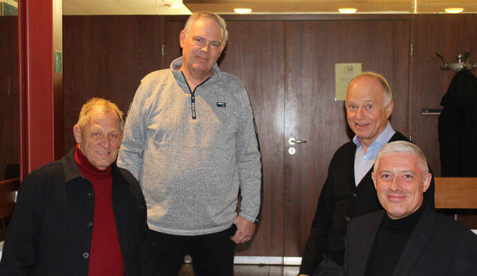 Die vier Fraktionsvorsitzenden im Birkenfelder Gemeinderat vor der Tür zum Ratssaal bei der letzten öffentlichen Sitzung des ausklingenden Jahres mit Haushaltseinbringung 2026: Joachim Hausmann (SPD), Marcus Höll (Unabhängige Wählerschaft Birkenfeld), Jürgen Feuerbacher (Unabhängige Grüne Liste Birkenfeld) und Martin Gnadler (CDU, von links).