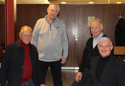 Die vier Fraktionsvorsitzenden im Birkenfelder Gemeinderat vor der Tür zum Ratssaal bei der letzten öffentlichen Sitzung des ausklingenden Jahres mit Haushaltseinbringung 2026: Joachim Hausmann (SPD), Marcus Höll (Unabhängige Wählerschaft Birkenfeld), Jürgen Feuerbacher (Unabhängige Grüne Liste Birkenfeld) und Martin Gnadler (CDU, von links).