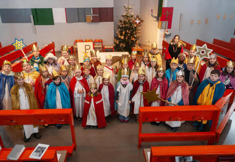 Im vergangenen Jahr sind die Sternsingerkinder in der Ötisheimer Auferstehungskirche zur Sammelaktion ausgeschickt worden. Dieses Jahr findet der Aussendungsgottesdienst in der Mühlacker Herz-Jesu-Kirche statt. Am Samstag, 27. Dezember, schwärmen die Kinderbotschafter aus.