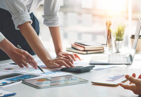 Nicht für alle eine besinnliche Zeit. Auch an Weihnachten wird in der Region gearbeitet.