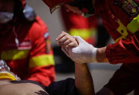 Nicht für alle eine besinnliche Zeit. Auch an Weihnachten wird in der Region gearbeitet.