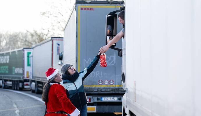Weihnachtsaktion für Fernfahrer entlang der Autobahn A5