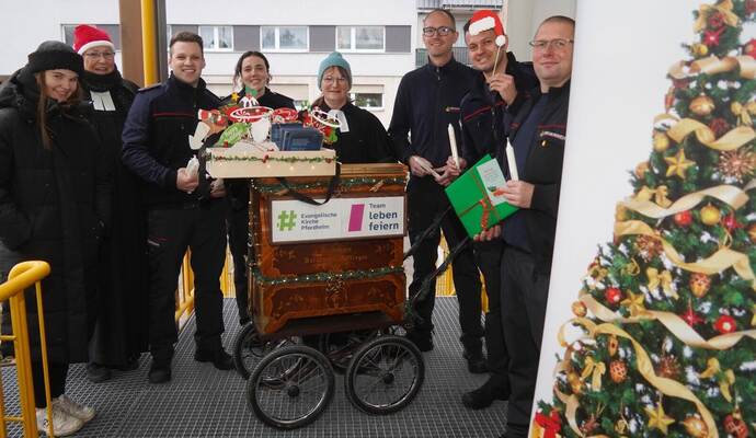 Die Pfarrerinnen Ruth Nakatenus (Zweite von links) und Susanne Bräutigam (Vierte von rechts) machen den Rettern der Pforzheimer Berufsfeuerwehr am Heiligabend eine Freude.