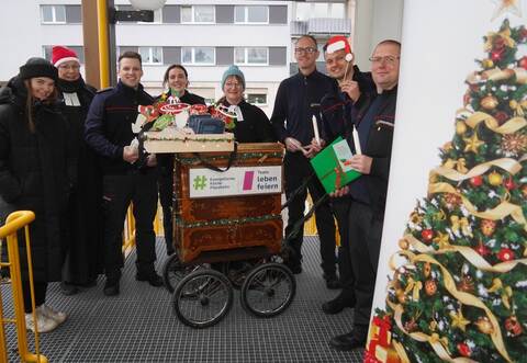 Die Pfarrerinnen Ruth Nakatenus (Zweite von links) und Susanne Bräutigam (Vierte von rechts) machen den Rettern der Pforzheimer Berufsfeuerwehr am Heiligabend eine Freude.