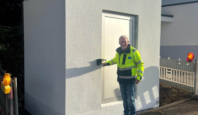 Uwe Schröder, SWP-Baubeauftragter Glasfaser, mit einem der neuen Glasfaser-Hauptverteiler.