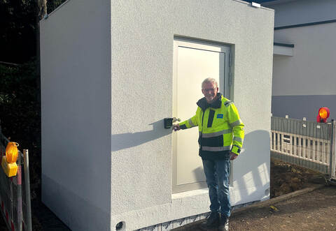 Uwe Schröder, SWP-Baubeauftragter Glasfaser, mit einem der neuen Glasfaser-Hauptverteiler.