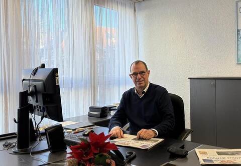 Jetzt bleibt auch mehr Zeit, um die „Pforzheimer Zeitung“ zu lesen: Der scheidende Mühlacker Verwaltungschef Frank Schneider in seinen letzten Stunden im Büro des Oberbürgermeisters.