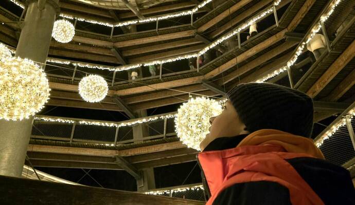 Im Inneren des Aussichtsturms ist der Eindruck durch die Lichteffekte überwältigend.