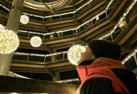 Im Inneren des Aussichtsturms ist der Eindruck durch die Lichteffekte überwältigend.