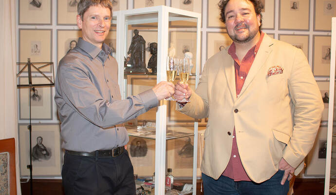 In der kommenden Spielzeit von „Rossini in Wildbad“ wird es erstmals auch die von José Miguel Pérez Sierra (rechts) dirigierte spanische Oper (Zarzuela) und das vom Rossini-Experten Reto Müller moderierte Konzert „Rossini olé!“ geben. Darauf stoßen die beiden im privaten Rossini-Museum in Basel an.