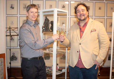 In der kommenden Spielzeit von „Rossini in Wildbad“ wird es erstmals auch die von José Miguel Pérez Sierra (rechts) dirigierte spanische Oper (Zarzuela) und das vom Rossini-Experten Reto Müller moderierte Konzert „Rossini olé!“ geben. Darauf stoßen die beiden im privaten Rossini-Museum in Basel an.