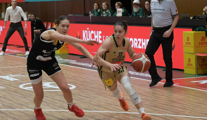 Karina Konstantinova (rechts, hier gegen Hannover) führte die Rutronik Stars zum Sieg bei den Panthers in Osnabrück.