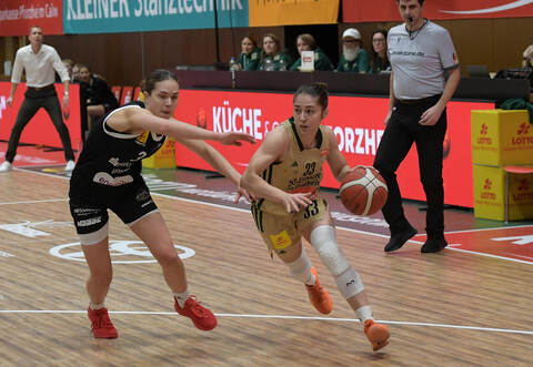 Karina Konstantinova (rechts, hier gegen Hannover) führte die Rutronik Stars zum Sieg bei den Panthers in Osnabrück.