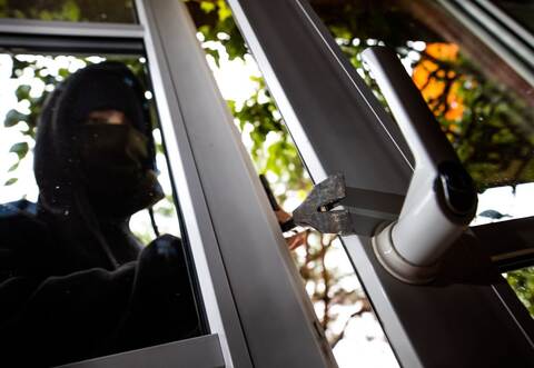 Gestelltes Symbolbild Einbruch