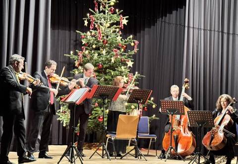 Im Zeichen des Strauss-Jubiläums begeistert das Concilium Musicum Wien mit Christoph Angerer (Viola d’amore), Robert Pinkl (Querflöte), Cecilia Hatos (Viola), Milan Nikolic (Violine), Damián Posse (Kontrabass) und Elisabeth Zeisner (Violoncello).