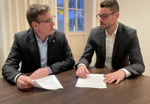 Sie wollen versuchen, die Klinik-Debatte stärker auf Zukunftsideen für Neuenbürg zu lenken und fordern vom Land mehr Daten über die Lage der Enzkreis-Kliniken:Neuenbürgs Rathauschef Fabian Bader (rechts) und FDP-LandtagsabgeordneterErik Schweickert wollen für den Standort kämpfen.