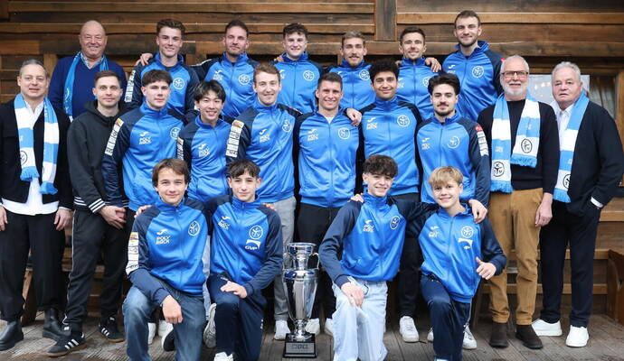 Die Turner und Funktionäre der KTV Straubenhardt freuen sich über eine erfolgreiche Saison und den vierten Meisterstern.