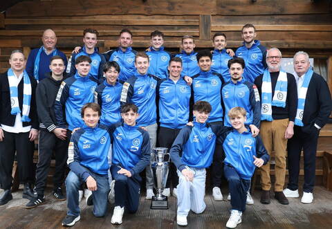 Die Turner und Funktionäre der KTV Straubenhardt freuen sich über eine erfolgreiche Saison und den vierten Meisterstern.