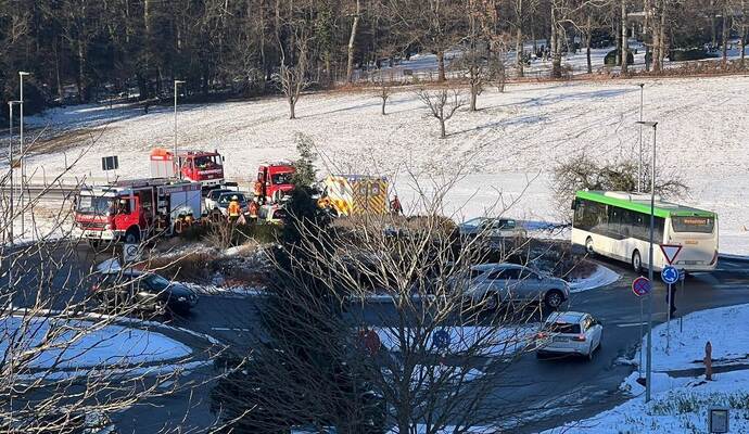Der Unfall hat sich im Kreisverkehr ereignet. Beteiligt war unter anderem ein Bus.