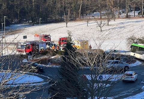 Der Unfall hat sich im Kreisverkehr ereignet. Beteiligt war unter anderem ein Bus.