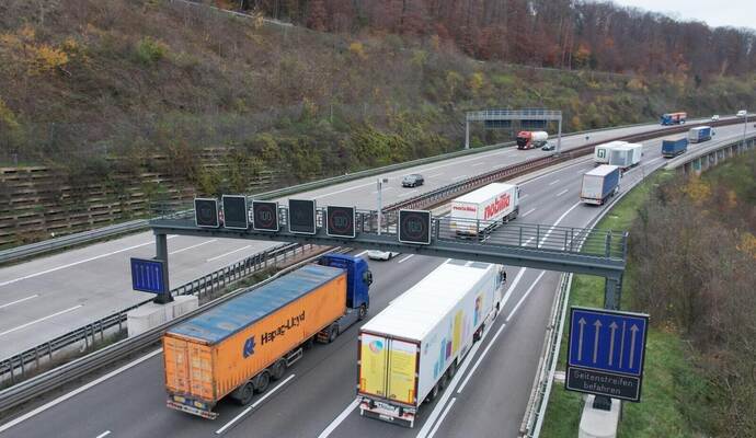 Eine Kamera war kaputt, nun soll im Frühjahr die Anlage für die Entzerrung des A8-Verkehrs über den Standstreifen hoch nach Karlsbad teils wieder funktionieren. Aber die seitliche Spur am Brückenbauwerk des Anstiegs muss noch verstärkt werden.