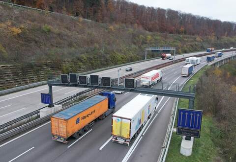 Eine Kamera war kaputt, nun soll im Frühjahr die Anlage für die Entzerrung des A8-Verkehrs über den Standstreifen hoch nach Karlsbad teils wieder funktionieren. Aber die seitliche Spur am Brückenbauwerk des Anstiegs muss noch verstärkt werden.