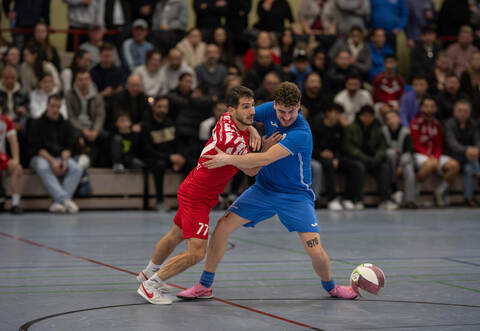 Coschwa II mit Torschütze Justin Tucholke (rechts) hielt im Finale des Calmbacher Hallenturnieres gegen den Favoriten GU-Türkischer SV Pforzheim (links Taulant Rusinovci) dagegen, musste sich aber am Ende mit 2:6 geschlagen geben.