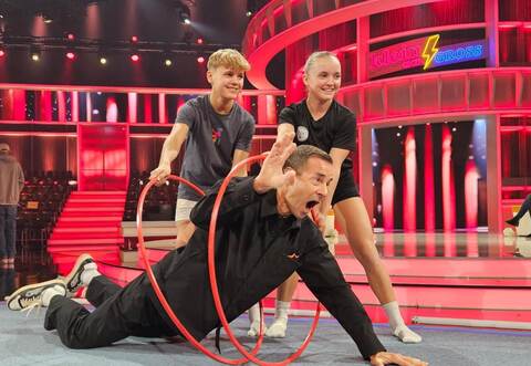 Viel Spaß hatten Ben Arendt und seine Schwester Zoe bei den Proben zu ihrem TV-Auftritt bei „Klein gegen Groß“ mit Moderator Kai Pflaume. Bei der Sendung wurde es dann für die beiden Straubenhardter gegen die Zirkus-Artisten René und Merrylu Casselly beim Bodywave-Wettkampf durch einen Hula-Hoop-Reifen ernst.