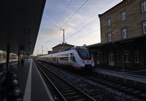 MEX-Zug in einem für die Region außergewöhnlichen Design.