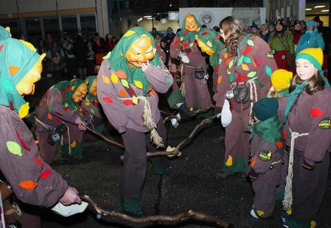 Täuflinge müssen den Birnenparcours bewältigen.