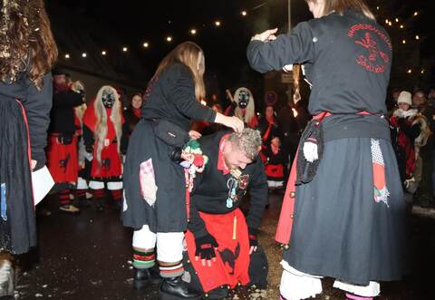 Gleich sieben Täuflingen mussten sich den strengen Regeln bei der traditionellen Hexentaufe unterziehen, wollen sie in den Kreis der Schellbronner Schellenhexen aufgenommen werden.