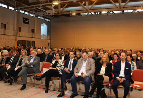 Rund 400 Besucher sind beim Neujahrsempfang der Stadt Oberderdingen dabei.