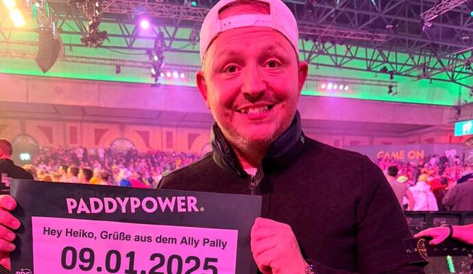 Pepe Palme grüßt Kieselbronn von der Darts-WM in London: Am Freitag spielt er selbst mit.