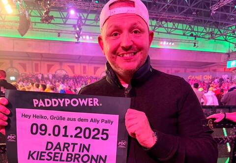 Pepe Palme grüßt Kieselbronn von der Darts-WM in London: Am Freitag spielt er selbst mit.