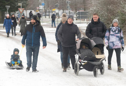 Marcel Gerst (links) kann mit seinem Sohn Theo das Weihnachtsgeschenk ausprobieren.
