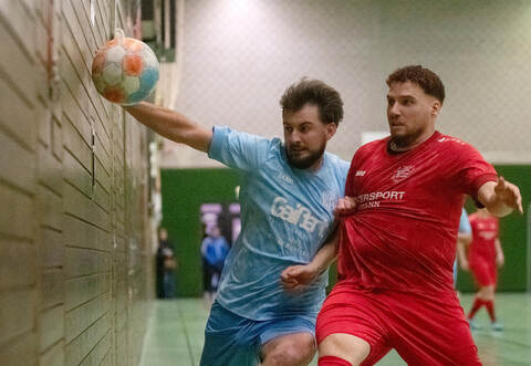 Als Gastgeber würde der TSV Großglattbach (in Rot) gern ein erfolgreiches Hallen-Stadtturnier spielen. Eher eine Außenseiterrolle hat die Fußballvereinigung 08 Mühlacker.