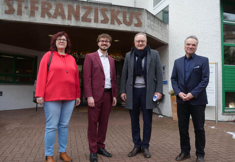 Die hiesigen SPD-Landtagskandidaten Ingela Freisler (von links) und Michael Hofsäß besuchen mit Spitzenkandidat Andreas Stoch das von Markus Schellinger geführte Seniorenzentrum in Mühlacker.