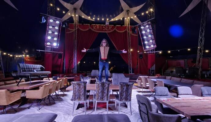 Wohnfabrik-Gründer Sven Ladwig füllt die Zirkusmanege mit Möbeln zum reduzierten Preis.