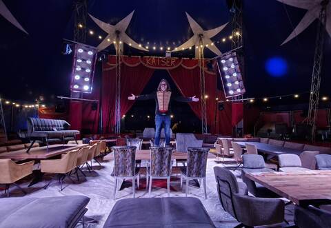 Wohnfabrik-Gründer Sven Ladwig füllt die Zirkusmanege mit Möbeln zum reduzierten Preis.