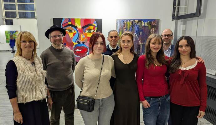 Kunst-Botschafter: Kulturamtsleiterin Angelika Drescher, Projektbegleiter Andreas Pörner, Lara-Paulina Daul, „Herzblau“Leiter Bernd Erich Gall, Diana Gaspert, Salome Langley, Volksbank-Kundendirektor Ulf Lauche und Maria Debler (von links).