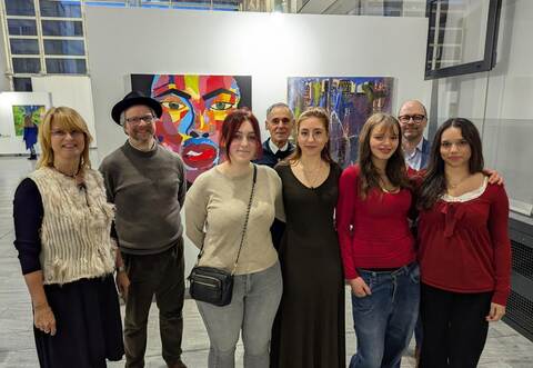 Kunst-Botschafter: Kulturamtsleiterin Angelika Drescher, Projektbegleiter Andreas Pörner, Lara-Paulina Daul, „Herzblau“Leiter Bernd Erich Gall, Diana Gaspert, Salome Langley, Volksbank-Kundendirektor Ulf Lauche und Maria Debler (von links).